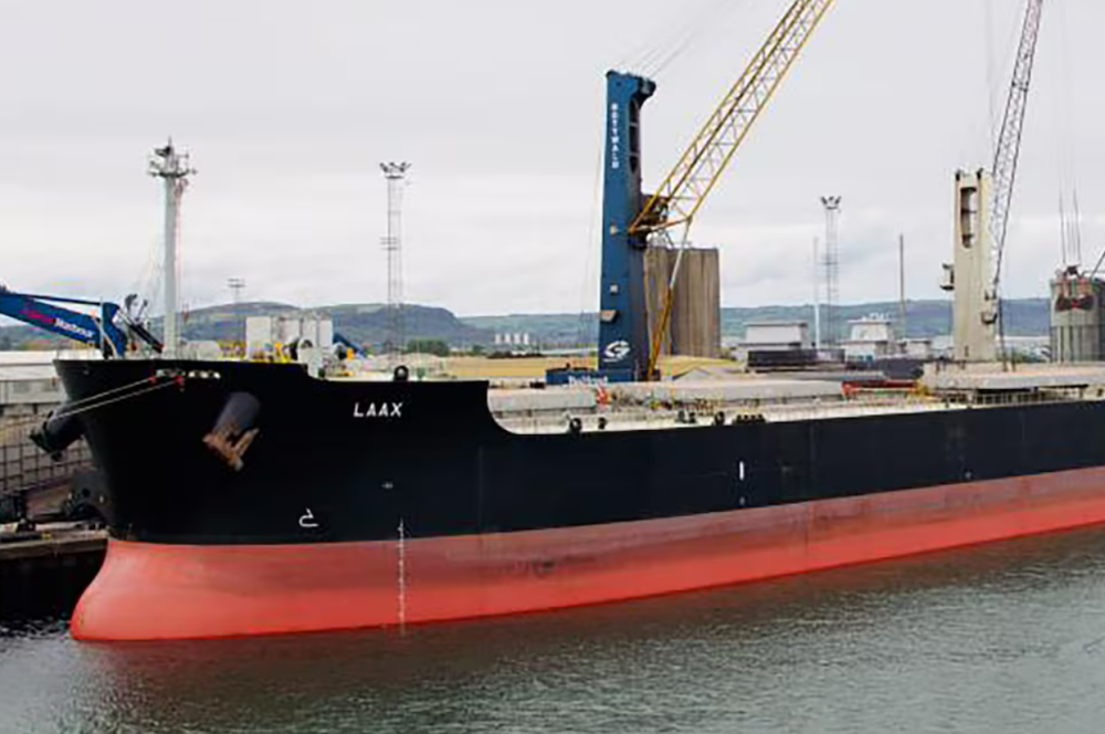 Yemen : Ship takes on water after being attacked twice in Red Sea