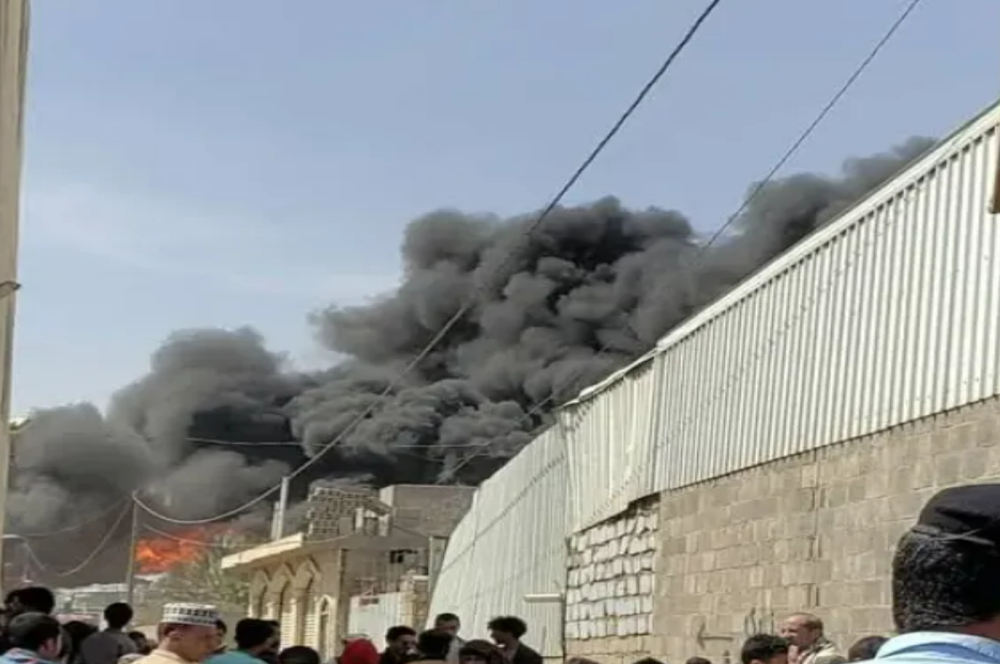 Yemen : Massive Fire Engulfs Sponge Factory in Sana'a