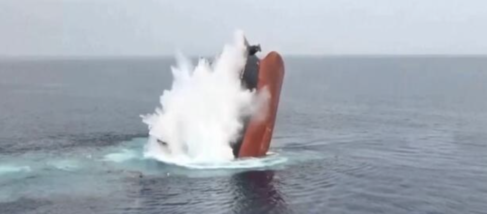 Yemen : Ship attacked by Houthi rebels sinks in the Red Sea, 6 of 25 aboard rescued