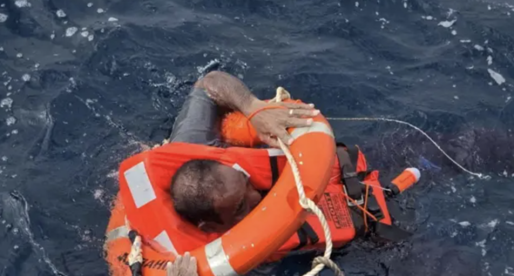 Yemen : Search for survivors after Houthis sink second Red Sea cargo ship in a week