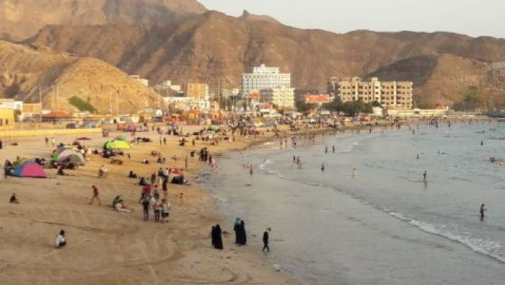 Yemeni Coast Guard Warns Against Swimming Along Aden’s Shores Until September Due to Dangerous Sea Conditions
