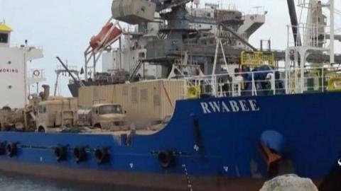 Despite the landmines, Yemeni Teachers Search for Books amid Rubbles of Demolished Schools