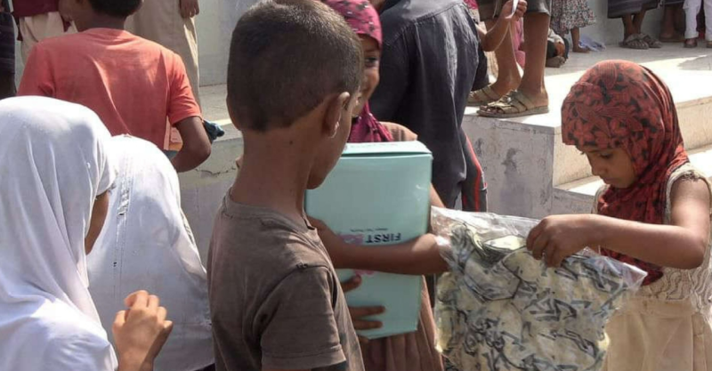 Emirates Red Crescent donates clothing to families in Yemen