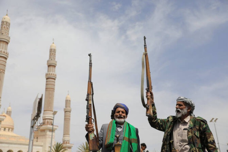 Houthi Militias Declare Full Support for Iran, Threaten U.S. Warships in Red Sea