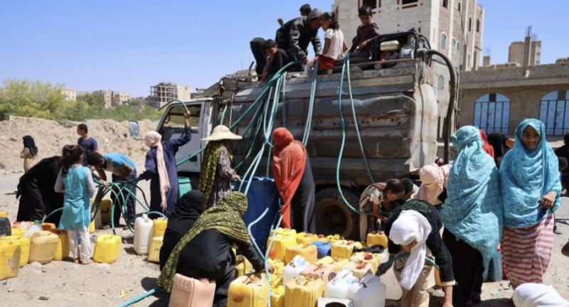 Yemen : Houthis Stop Water Tankers from Reaching Taiz